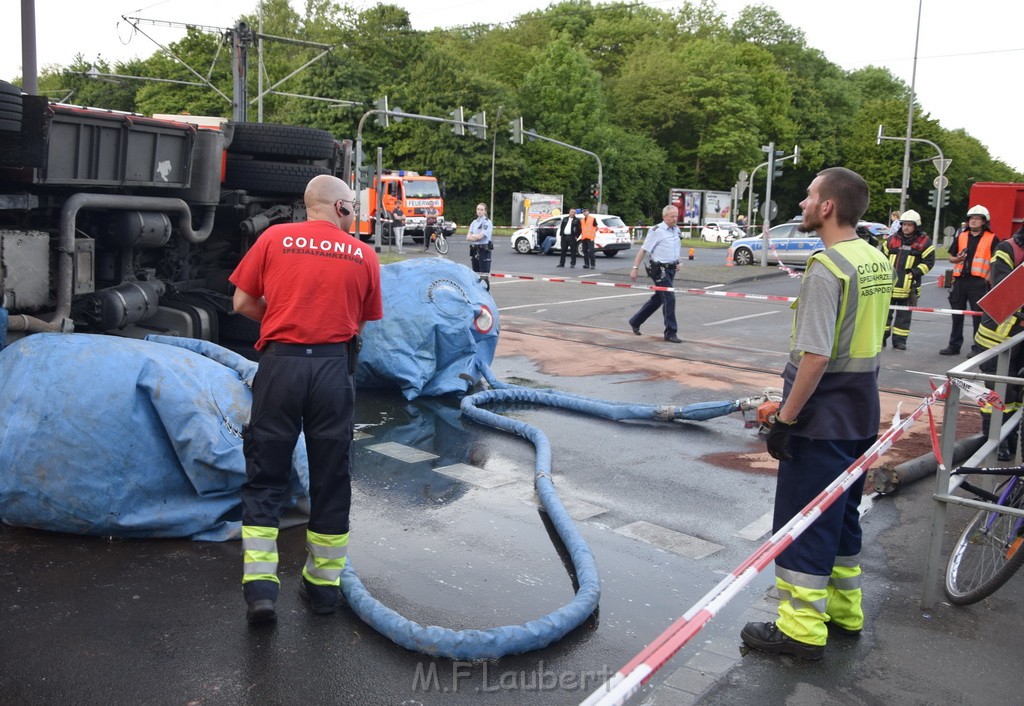 TLF 4 umgestuerzt Koeln Bocklemuend Ollenhauer Ring Militaerringstr P150.JPG - Miklos Laubert